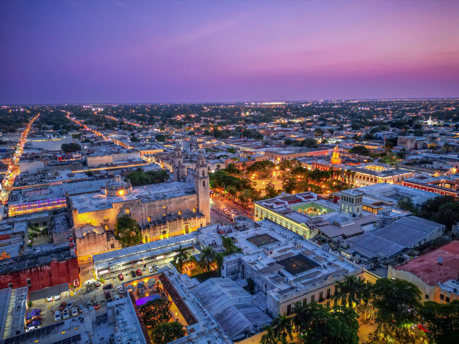 Vista aérea de Mérida al atardecer con la catedral iluminada