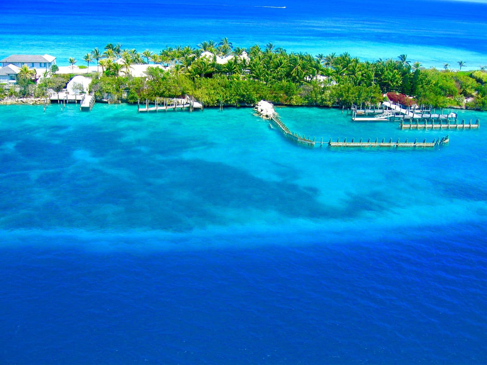Vista aérea de una cala turquesa en Nassau, Bahamas
