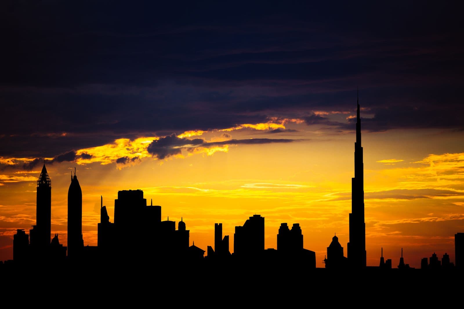 Silueta del horizonte de Dubái al atardecer